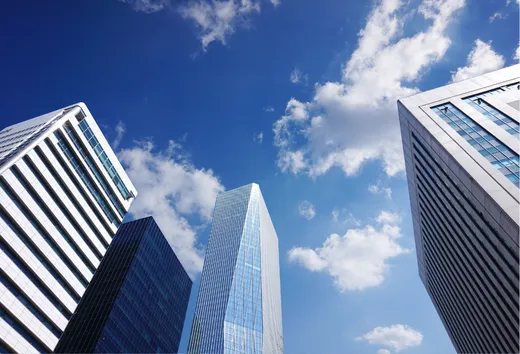 Edificios corporativos que representan planificación fiscal internacional y estructuras extranjeras