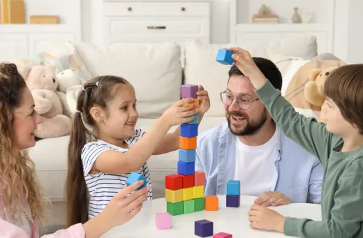 Familia compartiendo visita de padres e hijos