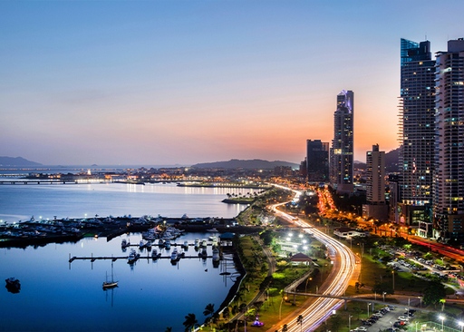 Vista nocturna de la Avenida Balboa en Panamá