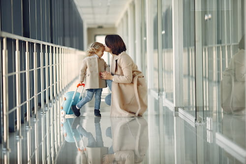 Asegúrate de llevar la documentación necesaria para viajar con un infante.