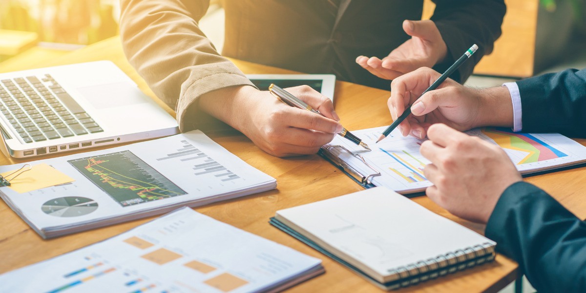 Personas trabajando en impuestos de negocios panameños