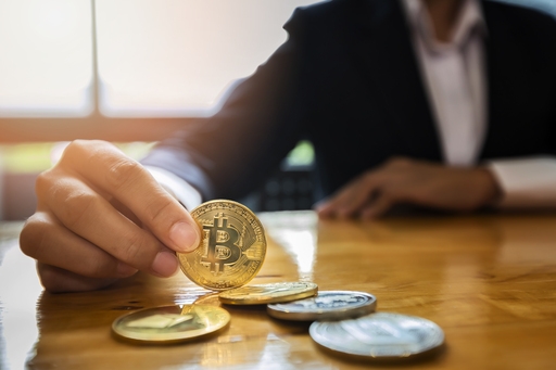 A Panamanian holding a Bitcoin coin, symbolizing the use of cryptocurrency in Panama.