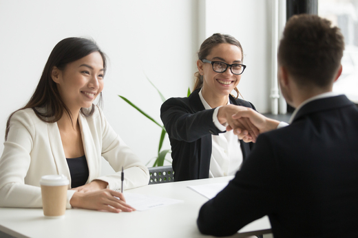 Personales eligiendo el bufete de abogados correcto