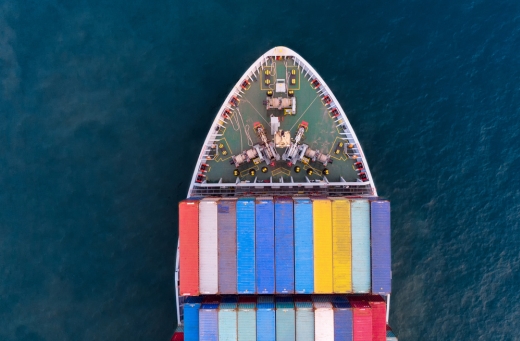 Vista aérea de un barco de carga panameño en aguas internacionales