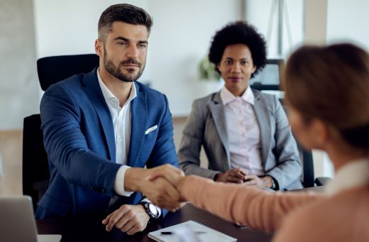 Dos abogados con experiencia y su cliente extranjero