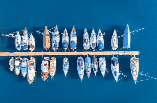 Vista aérea de un muelle con diferentes naves registradas en Panamá