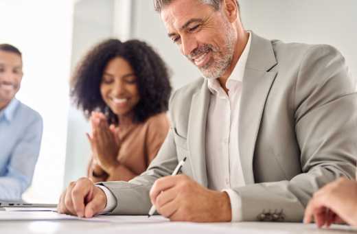 Un empresario firma el registro de su sociedad offshore