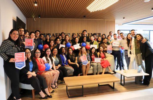 El equipo de Kraemer & Kraemer celebrando un logro más