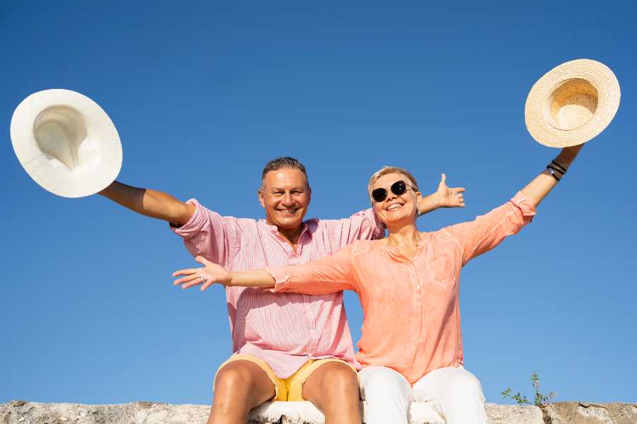 Pareja disfrutando del país con la visa de jubilado de Panamá
