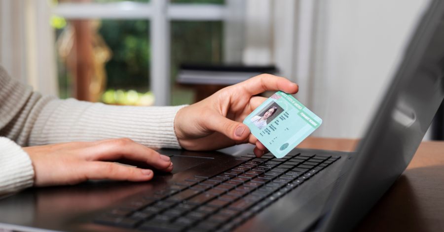 Persona en el proceso de actualización de información de residencia