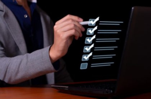 Empresario verifica los requisitos de cumplimiento para las SRL en Panamá