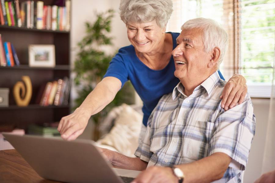 Pareja evaluando la visa para pensionados de Panamá
