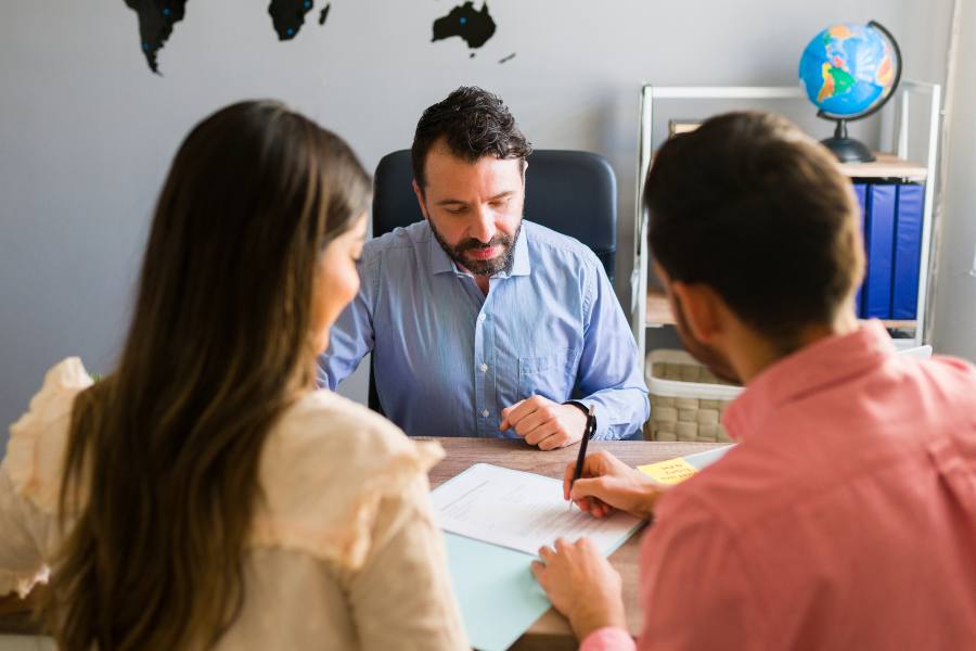 Couple applying for a qualified investor visa in Panama