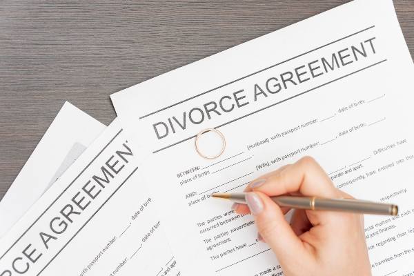 Persona firmando un acuerdo de divorcio