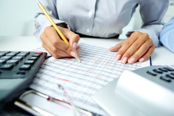  Contador revisando sus obligaciones fiscales en Panamá