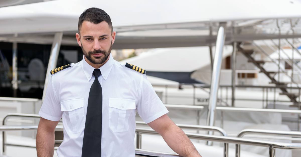 Marinero que tiene su licencia de capitán de barco