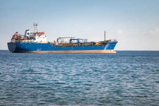 Buque industrial operando bajo patente de navegación de Panamá, cumpliendo requisitos marítimos.