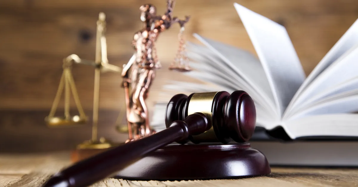 Código Civil de Panamá con símbolos de justicia y responsabilidad legal.