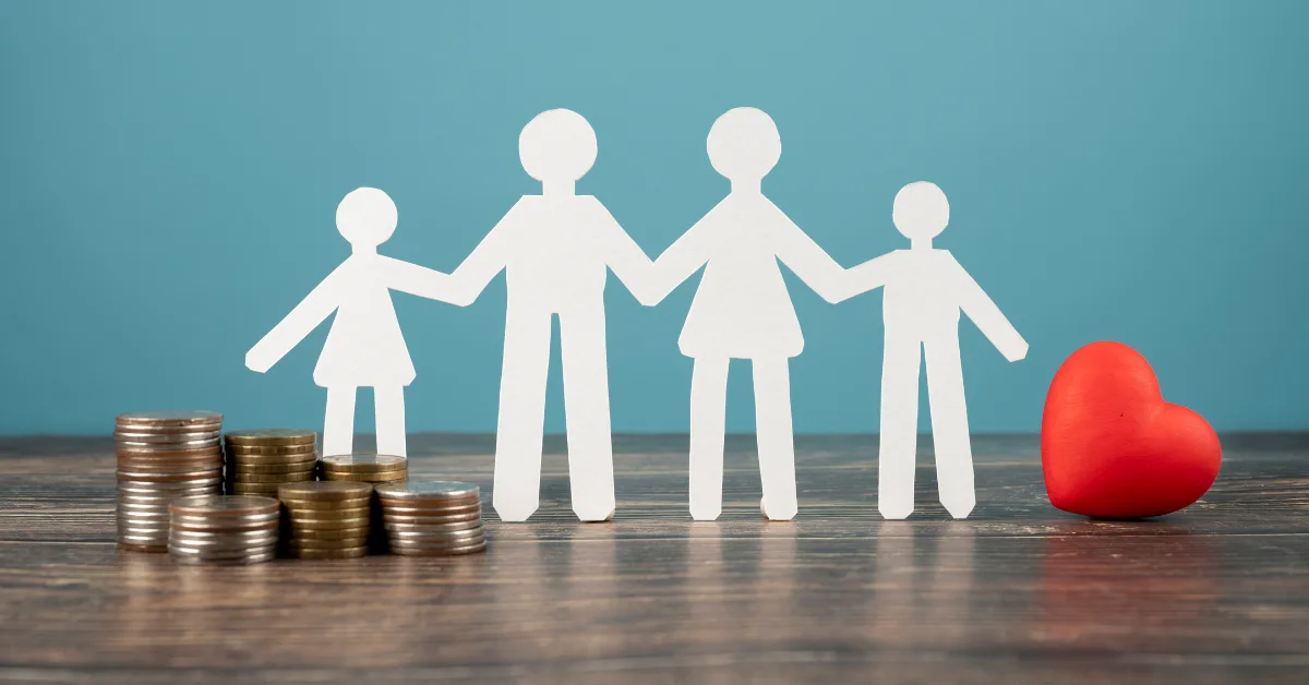 Family silhouettes with coin stacks and a heart, related to alimony and child support, mediation, and a minor’s well-being in Panama