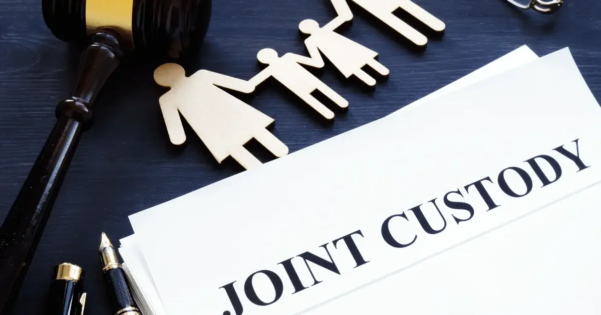 Documento con el texto “joint custody” junto a figuras de una familia y un mazo de juez, relacionado con custodia compartida en Panamá.