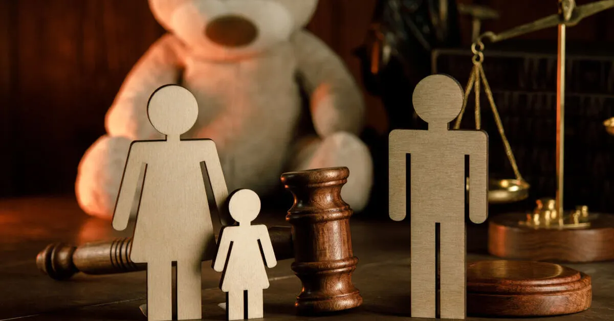 Family figures and a judge’s gavel represent custodial care in Panama and child well being after separation