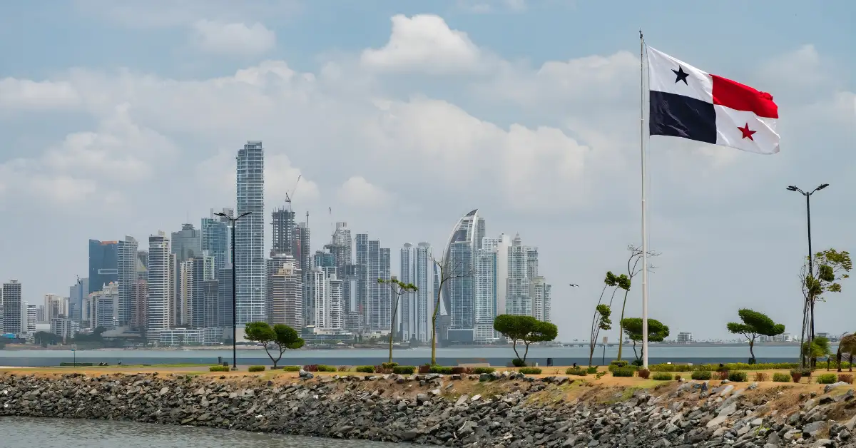 Ciudad costera con bandera de Panamá